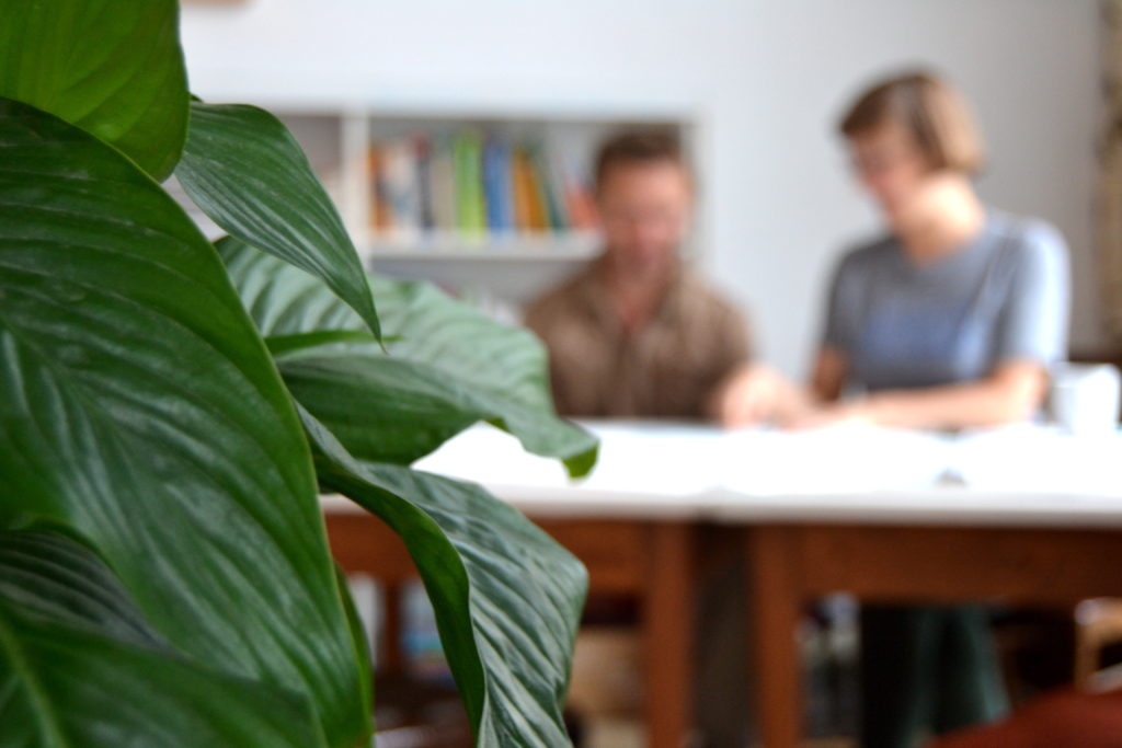 Schemenhaftes Foto zweier Vereinsmitglieder bei der Vernetzungsarbeit